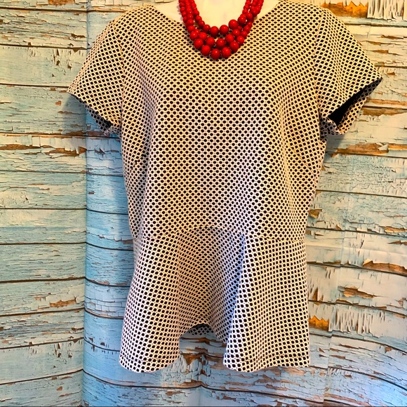 SOLD ✅ Banana Republic cream and black patterned peplum top - Picture 2 of 7